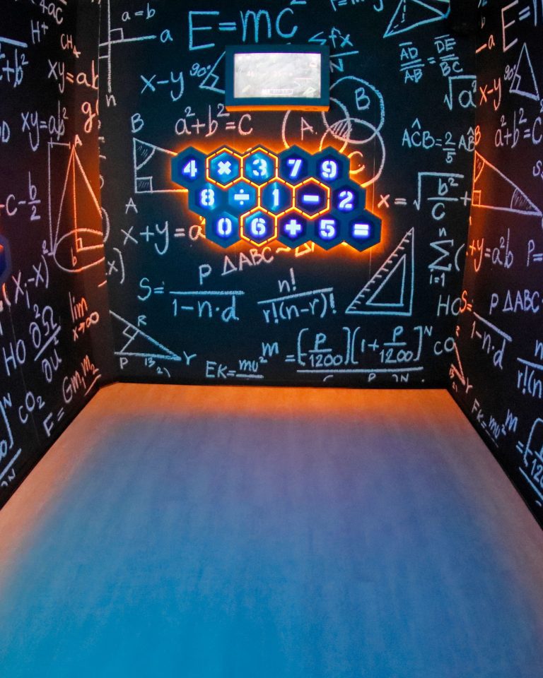 Der Cube Challenges Raum "Genius" mit mathematischen Formeln und einem Display an den Wänden