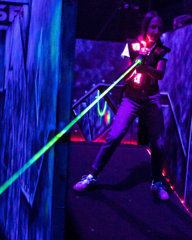 Zwei Kinder in der Lasertag Arena zwischen ihnen eine Wand.