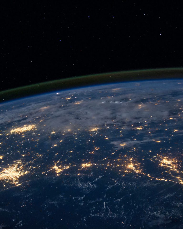 Ein Bild aus dem Weltraum mit BIick auf die Erde. Zu sehen sind Lichter aus den großen Städten.